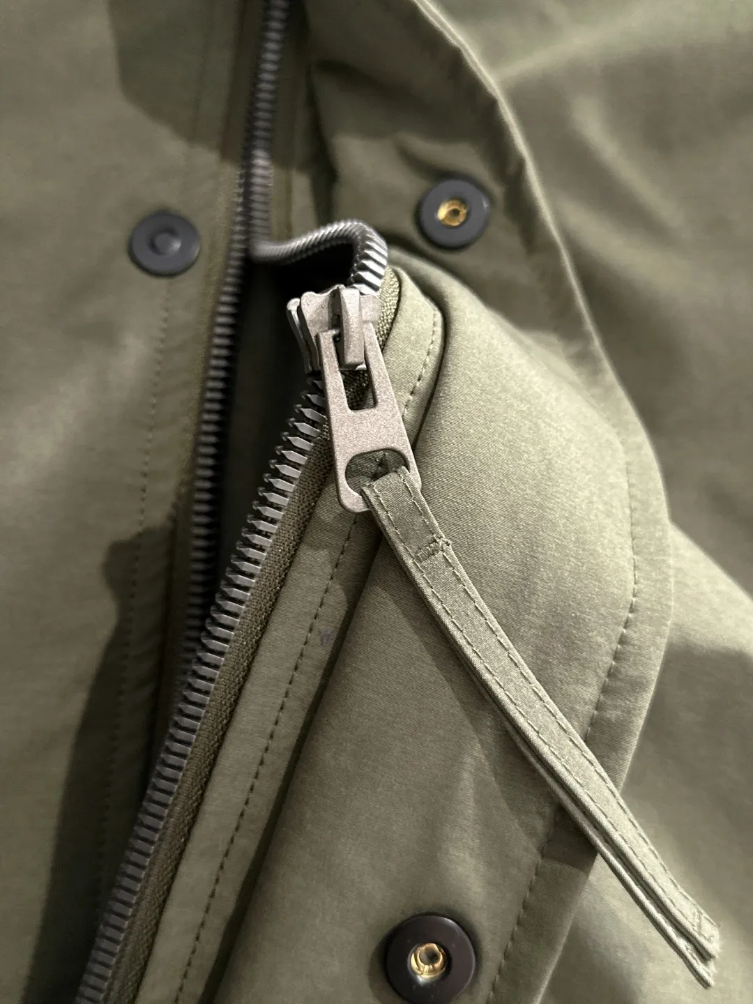 Two-day delivery time P960 Big Goose 🔥🔥 High-end customization 2025 winter official website's latest popular down jacket. Original custom-made hardware accessories for customers, all imported and original customization. Welcome to compare at the counter. Absolutely high quality. Use top-grade 90 white goose down. Super soft. Filled with fluffy and full feathers. Super heavy work. Fabric workmanship is excellent. The version is super perfect. Note⚠The fabric is super comfortable. Exclusive model. High-end quality. A must-have warm and protective artifact in winter. Size: M-3XL